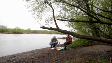 Bir erkek ve bir kadın doğada piknik yaptılar. Doğada aktif eğlence..