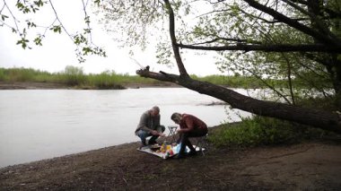 Bir erkek ve bir kadın doğada piknik yaptılar. Doğada aktif eğlence..