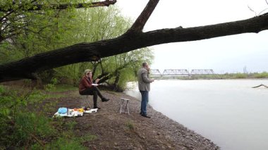 Bir erkek ve bir kadın doğada piknik yaptılar. Doğada aktif eğlence..