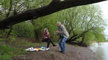 Bir erkek ve bir kadın doğada piknik yaptılar. Doğada aktif eğlence..