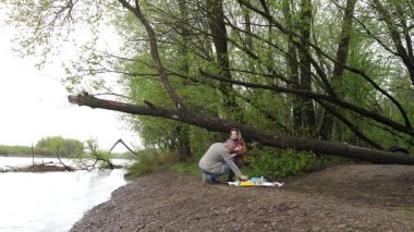 Bir erkek ve bir kadın doğada piknik yaptılar. Doğada aktif eğlence..