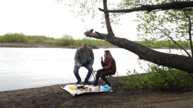 Bir erkek ve bir kadın doğada piknik yaptılar. Doğada aktif eğlence..