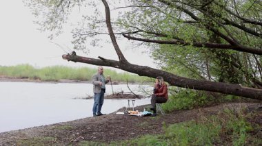 Bir erkek ve bir kadın doğada piknik yaptılar. Doğada aktif eğlence..