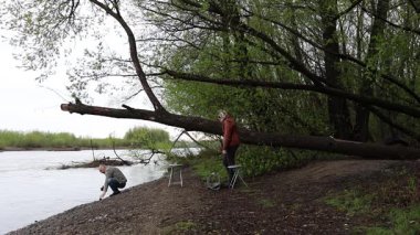 Bir erkek ve bir kadın doğada piknik yaptılar. Doğada aktif eğlence..