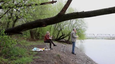 Bir erkek ve bir kadın doğada piknik yaptılar. Doğada aktif eğlence..