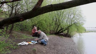 Bir erkek ve bir kadın doğada piknik yaptılar. Doğada aktif eğlence..