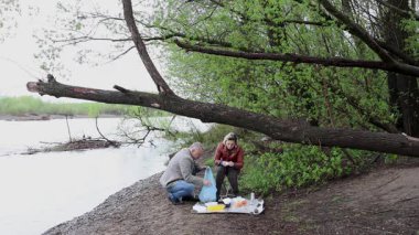 Bir erkek ve bir kadın doğada piknik yaptılar. Doğada aktif eğlence..