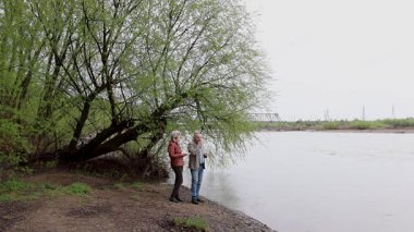 Bir erkek ve bir kadın doğada piknik yaptılar. Doğada aktif eğlence..