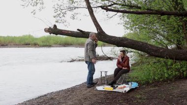 Bir erkek ve bir kadın doğada piknik yaptılar. Doğada aktif eğlence..