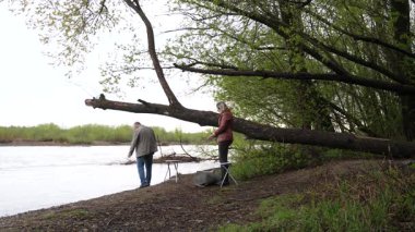 Bir erkek ve bir kadın doğada piknik yaptılar. Doğada aktif eğlence..