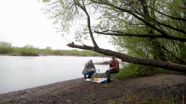 Bir erkek ve bir kadın doğada piknik yaptılar. Doğada aktif eğlence..