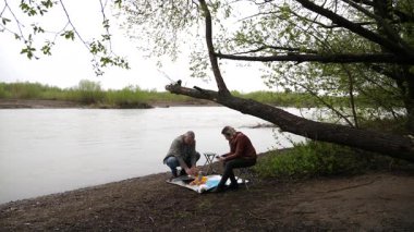 Bir erkek ve bir kadın doğada piknik yaptılar. Doğada aktif eğlence..