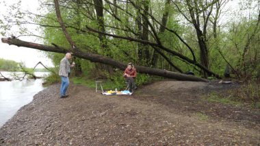 Bir erkek ve bir kadın doğada piknik yaptılar. Doğada aktif eğlence..