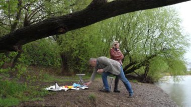 Bir erkek ve bir kadın doğada piknik yaptılar. Doğada aktif eğlence..