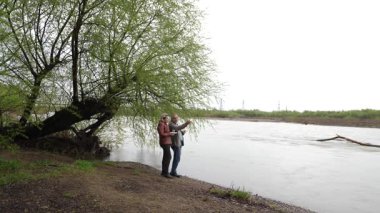 Bir erkek ve bir kadın doğada piknik yaptılar. Doğada aktif eğlence..