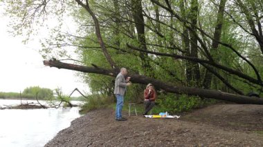 Bir erkek ve bir kadın doğada piknik yaptılar. Doğada aktif eğlence..