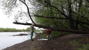 Bir erkek ve bir kadın doğada piknik yaptılar. Doğada aktif eğlence..