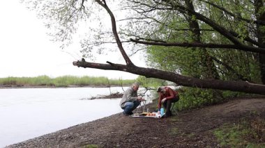 Bir erkek ve bir kadın doğada piknik yaptılar. Doğada aktif eğlence..