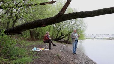Bir erkek ve bir kadın doğada piknik yaptılar. Doğada aktif eğlence..