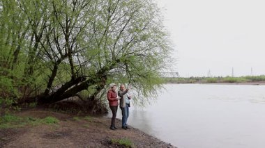 Bir erkek ve bir kadın doğada piknik yaptılar. Doğada aktif eğlence..