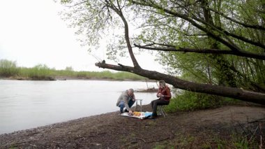 Bir erkek ve bir kadın doğada piknik yaptılar. Doğada aktif eğlence..