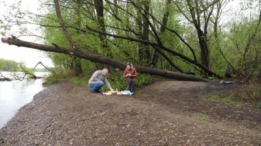 Bir erkek ve bir kadın doğada piknik yaptılar. Doğada aktif eğlence..