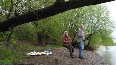 Bir erkek ve bir kadın doğada piknik yaptılar. Doğada aktif eğlence..