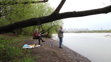 Bir erkek ve bir kadın doğada piknik yaptılar. Doğada aktif eğlence..