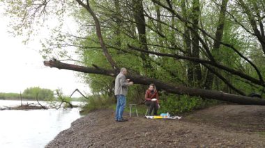 Bir erkek ve bir kadın doğada piknik yaptılar. Doğada aktif eğlence..