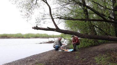 Bir erkek ve bir kadın doğada piknik yaptılar. Doğada aktif eğlence..