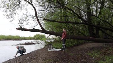 Bir erkek ve bir kadın doğada piknik yaptılar. Doğada aktif eğlence..