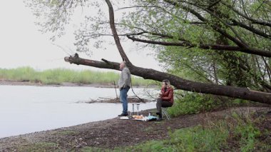Bir erkek ve bir kadın doğada piknik yaptılar. Doğada aktif eğlence..