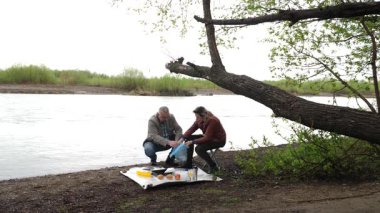 Bir erkek ve bir kadın doğada piknik yaptılar. Doğada aktif eğlence..