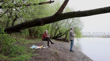 Bir erkek ve bir kadın doğada piknik yaptılar. Doğada aktif eğlence..