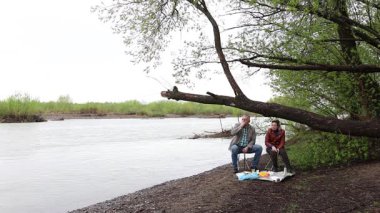 Bir erkek ve bir kadın doğada piknik yaptılar. Doğada aktif eğlence..