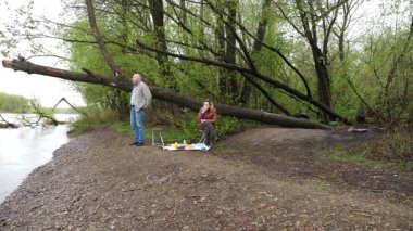 Bir erkek ve bir kadın doğada piknik yaptılar. Doğada aktif eğlence..