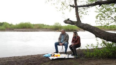 Bir erkek ve bir kadın doğada piknik yaptılar. Doğada aktif eğlence..