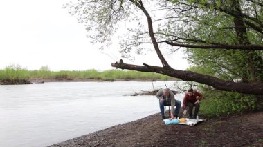 Bir erkek ve bir kadın doğada piknik yaptılar. Doğada aktif eğlence..