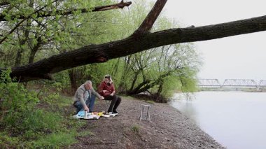 Bir erkek ve bir kadın doğada piknik yaptılar. Doğada aktif eğlence..