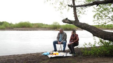 Bir erkek ve bir kadın doğada piknik yaptılar. Doğada aktif eğlence..