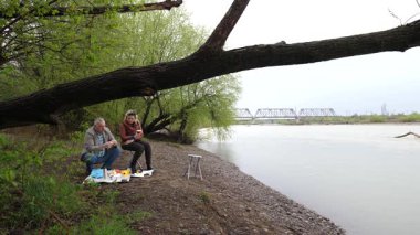 Bir erkek ve bir kadın doğada piknik yaptılar. Doğada aktif eğlence..