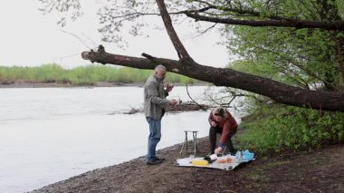 Bir erkek ve bir kadın doğada piknik yaptılar. Doğada aktif eğlence..