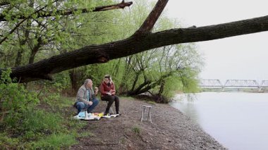 Bir erkek ve bir kadın doğada piknik yaptılar. Doğada aktif eğlence..