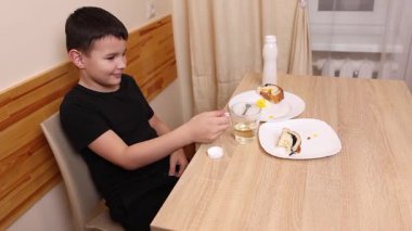 Çocuk kurabiye yiyor ve yoğurt içiyor. Sağlıklı beslenme.