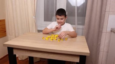 Çocuk harflerle küplerle oynuyor. Eğitim süreci.