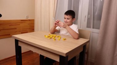 Çocuk harflerle küplerle oynuyor. Eğitim süreci.