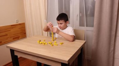 Çocuk harflerle küplerle oynuyor. Eğitim süreci.