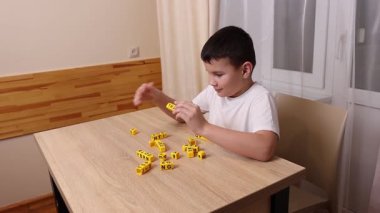 Çocuk harflerle küplerle oynuyor. Eğitim süreci.