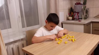 Çocuk harflerle küplerle oynuyor. Eğitim süreci.