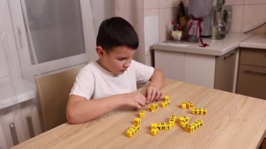 Çocuk harflerle küplerle oynuyor. Eğitim süreci.